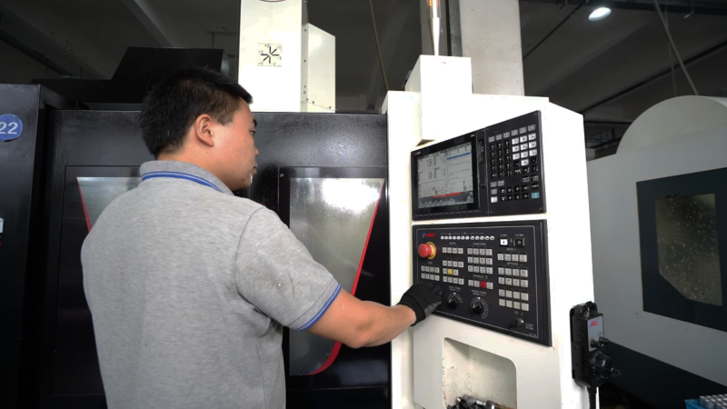 cnc人員操作2